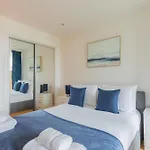 Sleek 1Bd Flat With View Of The River Thames